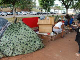Grupo improvisou moradia a céu aberto na calçada da Santa Casa. (Foto: Simão Nogueira)