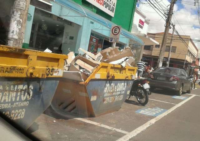 Leitor reclama de ca&ccedil;amba ocupando vaga de idoso no Centro