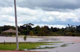 Rio Dourados subiu cinco metros de ontem para hoje (27). (Foto: Ribeiro Junior/ Siliga News)