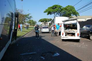 Acidente envolveu quatro veículos e caminhonete não foi atingida por pouco. (Foto: Simão Nogueira)