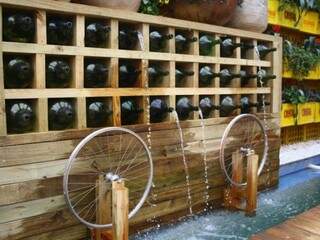 Garrafões de vinho viram fonte, com aros de bicicleta. (Fotos: Marcos Ermínio)