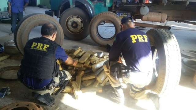 Vistoria de documenta&ccedil;&atilde;o leva PRF a descobrir 187 kg  de maconha em pneus