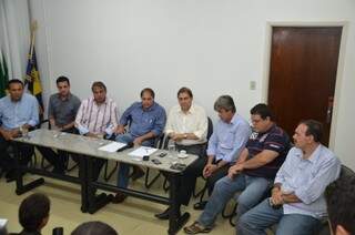 Bernal reunido com os vereadores da Mesa Diretora da Câmara (Foto: Vanderlei Aparecido)