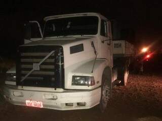 Caminhão alvo de roubo foi recuperado. (Foto: Divulgação/Batalhão de Choque)