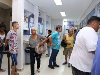 Apostadores em lotérica da Capital às vésperas de sorteio. (Foto: Kisie Ainoã) 