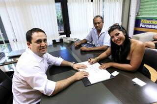 Priscila Pires posa ao lado do deputado Márcio Fernandes após autografar ficha de filiação ao PTdoB. (Foto: Marco Miatelo)