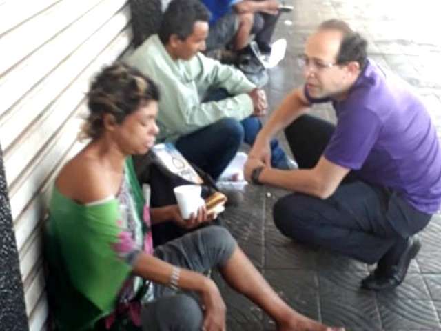 Solidariedade: volunt&aacute;rios levam caf&eacute; da manh&atilde; a moradores de rua