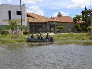 Militares em dia de limpeza da lagoa, no mês de março. (Foto: Arquivo)