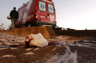 A vítima perdeu muito sangue no local (Foto: Marcelo Victor)