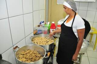 O segredo para o sucesso do carreteiro, a cozinheira garante que tudo o que é feito com carinho, fica bom (Foto: João garrigó)