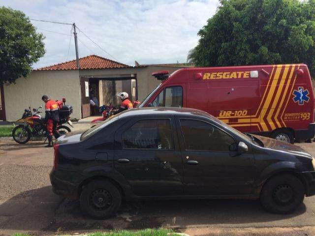 Homem &eacute; ferido com pelo menos 7 tiros em frente a creche no Guanandi