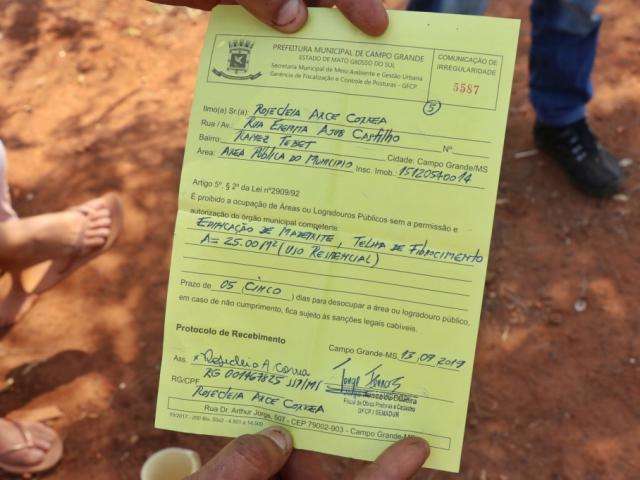 Ap&oacute;s notifica&ccedil;&atilde;o de despejo, fam&iacute;lias de &aacute;rea invadida cobram moradias