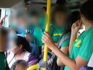 PRF flagra &ocirc;nibus escolar lotado, com pneus carecas e documentos vencidos