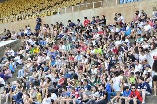 Público compareceu ao estádio Morenão para dar apoio às equipes que entraram em campo nesta tarde (Fotos: João Garrigó)