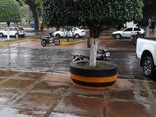 Na Rua 7 de Setembro, em Ponta Porã, a chuva foi fraca (Foto: Lucila Canhete)