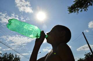 Clima quente exige hidratação constante. Exposição solar tabém é perigosa. (Foto: João Garrigó)