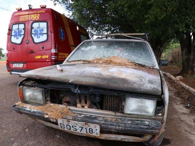 A caminho de UPA, carro pega fogo e motorista &eacute; socorrido pelos bombeiros