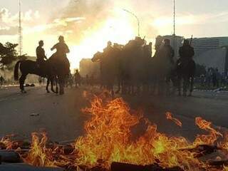 Fogo na rua e cavalaria da polícia durante protestos em Brasília, nesta quinta-feira (Foto: Reprodução / Renato Alves / Correio Braziliense)
