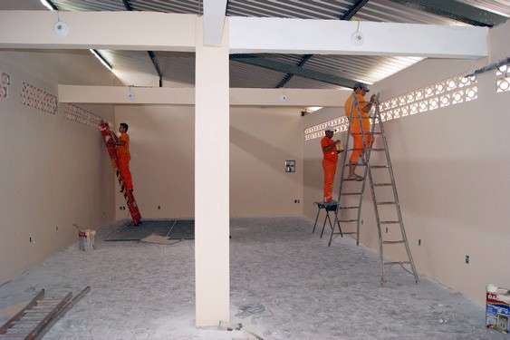 Governador entrega obras, escolas e inaugura pres&iacute;dio em Amambai