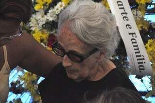As lágrimas não eram de despedida ao poeta. Eram de um adeus ao companheiro de 64 anos. (Foto: Marcelo Calazans)