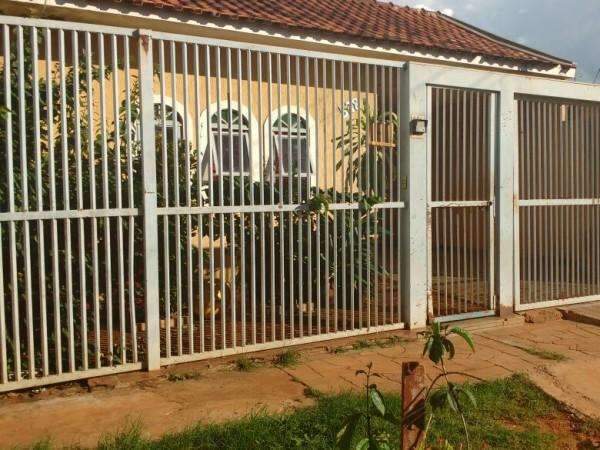 Crian&ccedil;a cai em piscina, fica 4 minutos debaixo d&#039;&aacute;gua e &eacute; salva por tio