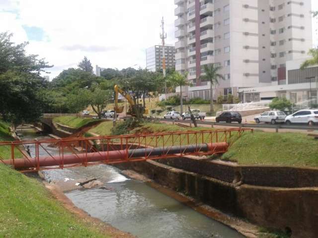 Obra em c&oacute;rrego interdita pista e congestiona tr&acirc;nsito na Ricardo Brand&atilde;o