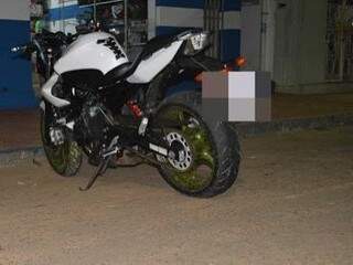 Motocicleta que namorada da vítima pilotava (Foto: Rio Verde Notícias) 