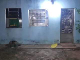 Casa onde a vítima foi mantida em cárcere. (Foto: Divulgação/Batalhão de Choque)