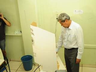 Governador André Puccinelli votou na escola estadual Lúcia Martins Coelho. (Foto: Rodrigo Pazinato)