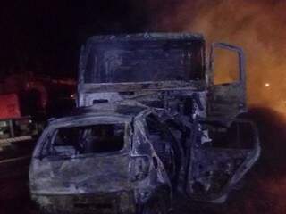 Após acidente, veículos pegaram fogo e foram destruídos pelas chamas (Foto: Direto das Ruas)