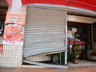 No Sabor em Quilos, porta foi danificada durante furto. (Foto: Marcos Maluf)
