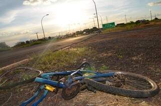 Quadro da bicicleta praticamente ficou contorcido em ângulo de 180º  (Foto: Vanderlei Aparecido)