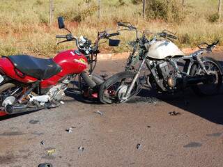 Após colisão entre as duas motos, uma explodiu e ficou totalmente destruída. (Foto: João Garrigó)
