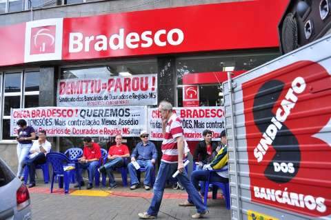 Protesto de bancários fecha maior agência do Bradesco na cidade