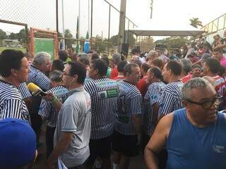 A entrada em campo dos dois times foi tumultuada pela quantidade de pessoas de várias gerações para cumprimentar os ex-jogadores de Comercial e Operário (Foto: Paulo Nonato de Souza)