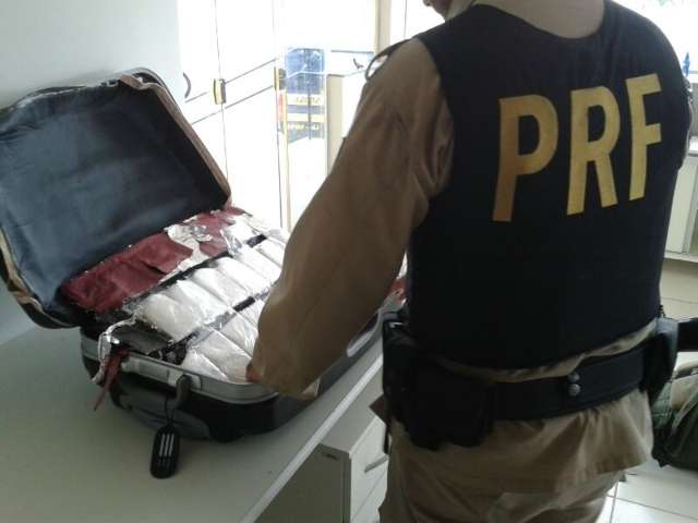 Peruana e sui&ccedil;o s&atilde;o presos com 2 kg de coca&iacute;na em fundo falso de mala