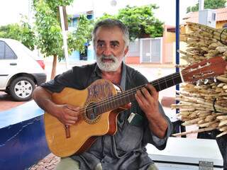 Mendigo diz não gostar de cachaça, droga ou albergue. Mario já morou na Grécia e nasceu em São Paulo (Foto: João Garrigó)