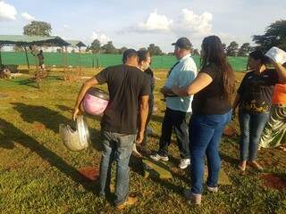No cemitério das Moreninhas, nesta tarde, familiares visitam o jazigo da mãe de Antônio Marcos, que faleceu há 5 meses vítima de um câncer. &quot;Mal saímos de um luto&quot;. (Foto: Anahi Gurgel)