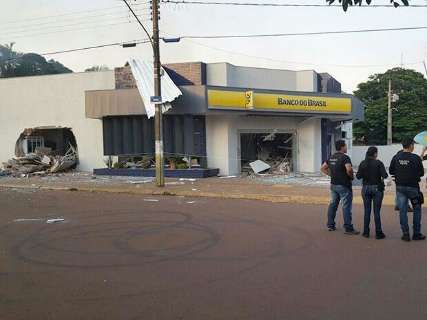 Assaltantes fugiram com R$ 50 mil de agência bancária após explosão 