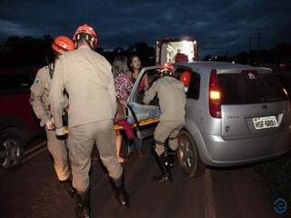 Vítima sendo socorrida de dentro do carro que o levou até Corpo de Bombeiros (Foto: PC de Souza/Edição MS)