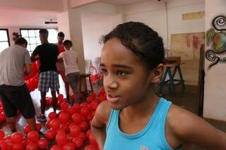 Rakeli Pereira tem dez anos e participou do curso de escultura(Foto: Henrique Kawaminami)