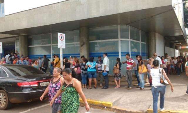 Movimento para saque do FGTS continua e filas ocupam ruas do Centro
