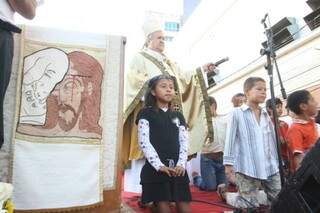 Crianças cantaram em altar e emocionaram público de missa (Foto: Assessoria/Arquidiocese de Campo Grande)