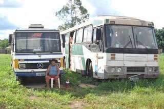 José e os dois ônibus que comprou, na tentativa de vender 1. (Foto: Marcelo Calazans)