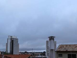 Céu amanheceu nublado na capital sul-mato-grossense com possibilidade de chuva a partir da tarde (Foto: Henrique Kawaminami)