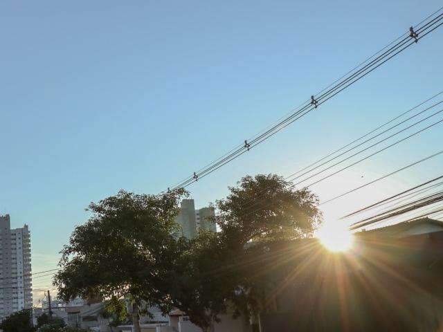 Sol aparece entre nuvens e previs&atilde;o ainda &eacute; de pancadas de chuva