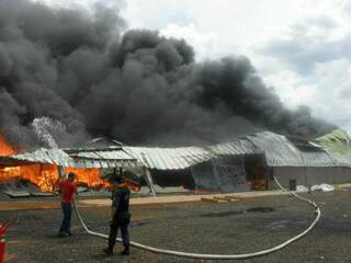 As chamas se alastraram rapidamente pelos galpões da fábrica. (Foto: Perfil News)
