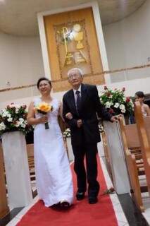 Levada pelo pai de 85 anos até o altar, ela se casou com seu grande amor. (Foto: Arquivo Pessoal)
