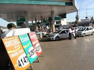 Postos estão autorizados a limitar quantidade de combustíveis a 20 litros ou R$ 100 por cliente. (Foto: Saul Schramm)