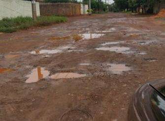 Moradores do Rita Vieira reclamam de ruas com mato, buraco e sem asfalto